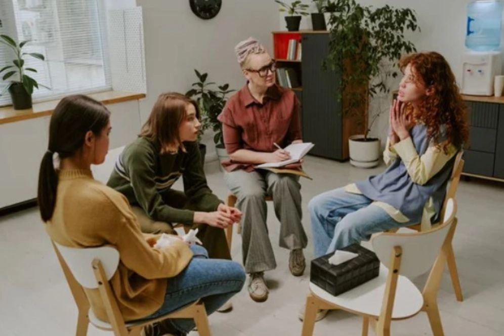 KASA_Recovery_Rehab_Center_Los_Angeles_A_Man_Explaining_To_Consultant